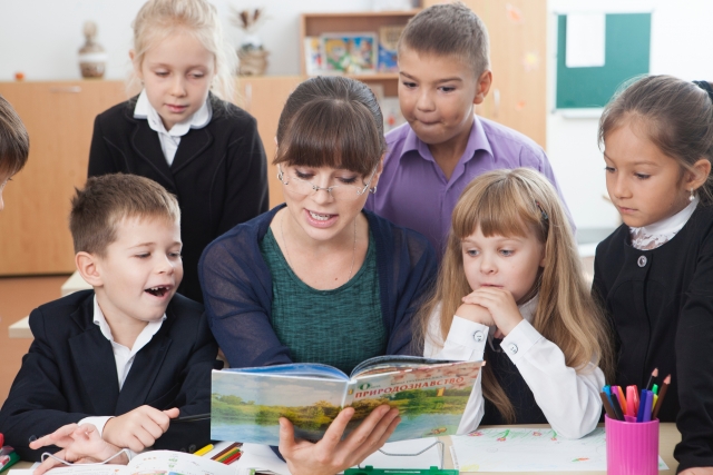 勉強する小学生