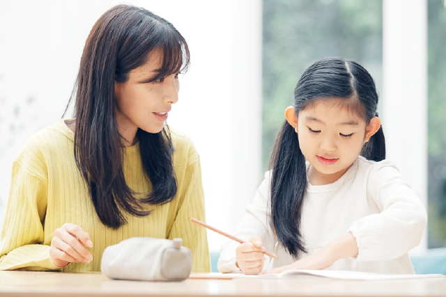 親子で勉強を見ている様子