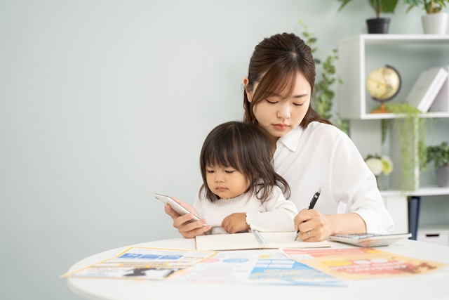 塾にかかる費用を計算しているお母さん