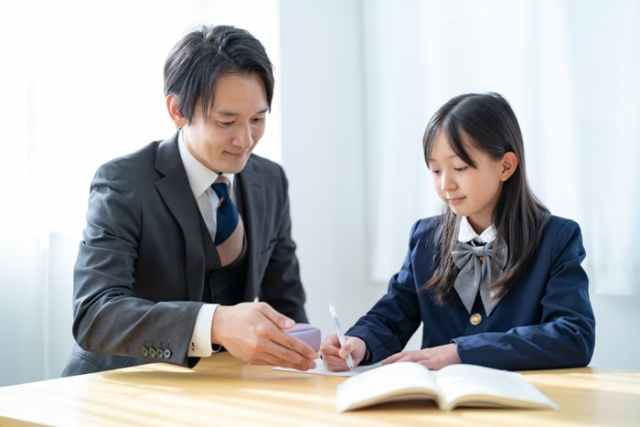 個別指導を受ける子ども